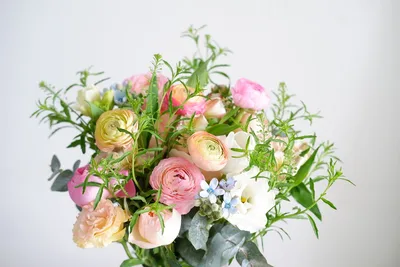 Ramo de flores de temporada envuelto en papel