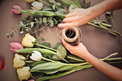 Florista montando un ramo sobre la mesa de trabajo