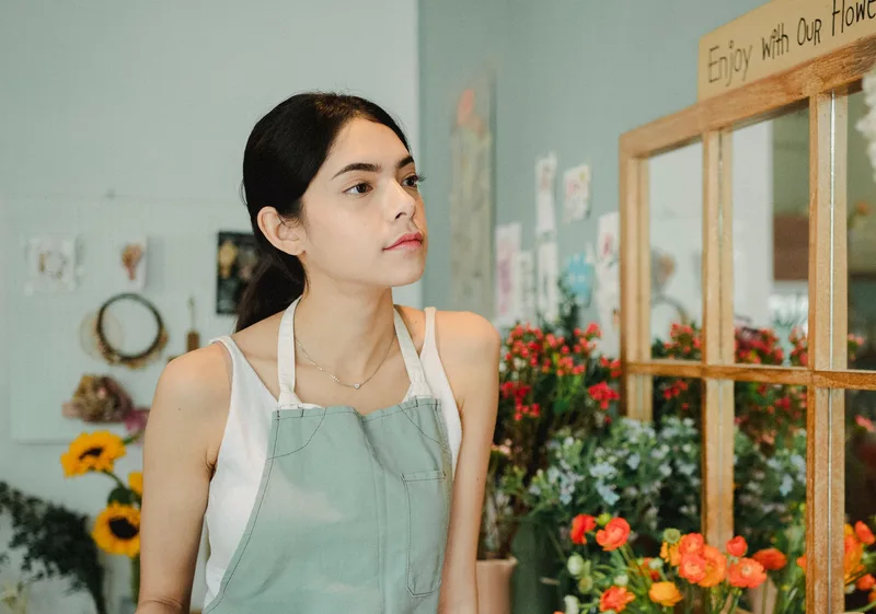 Mostrador de la floristería con el género del día