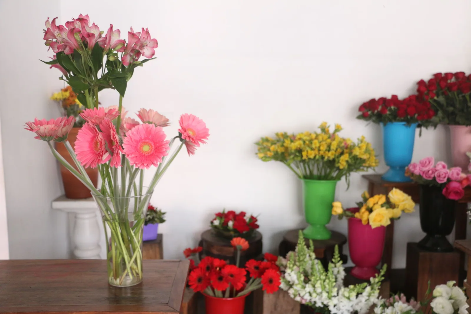 Interior de la floristería con flores preparadas